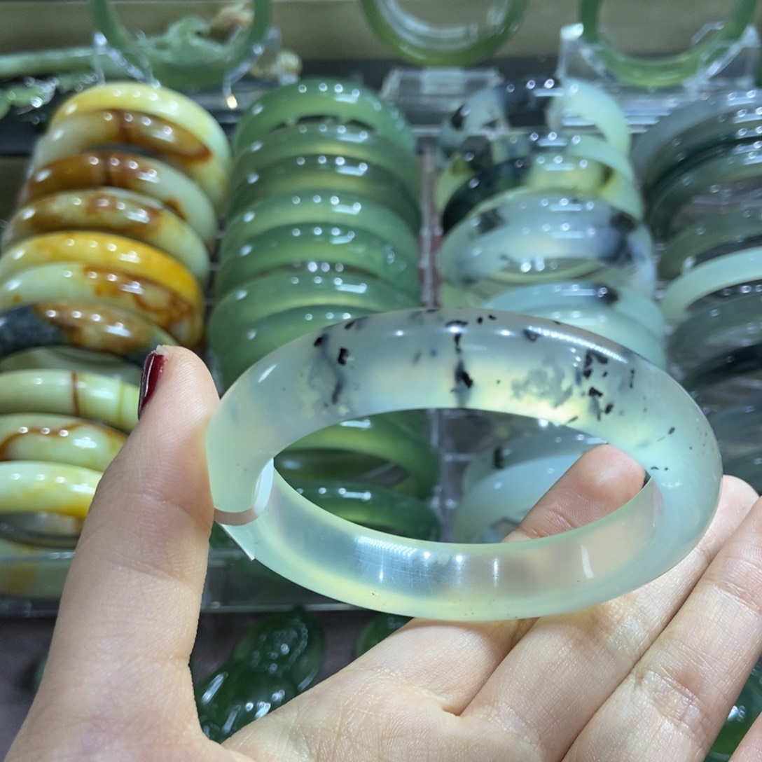 蛇纹石玉手镯未镶嵌