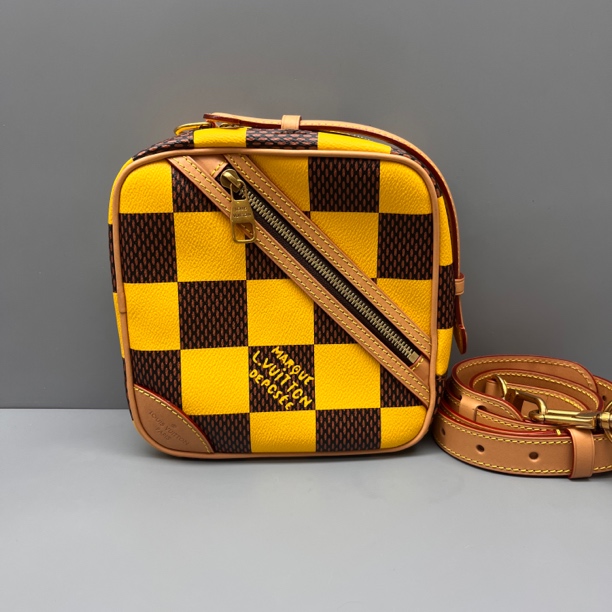95新 LouisVuitton/路易威登 棋盘格Messenger相机包 尺寸20*20 