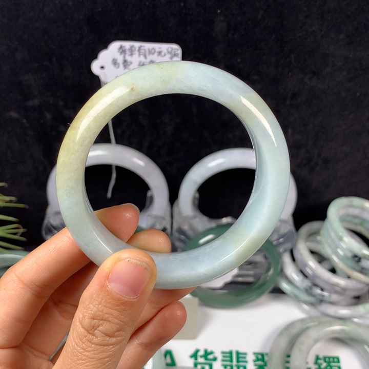 翡翠未镶嵌手镯70号。 55圈