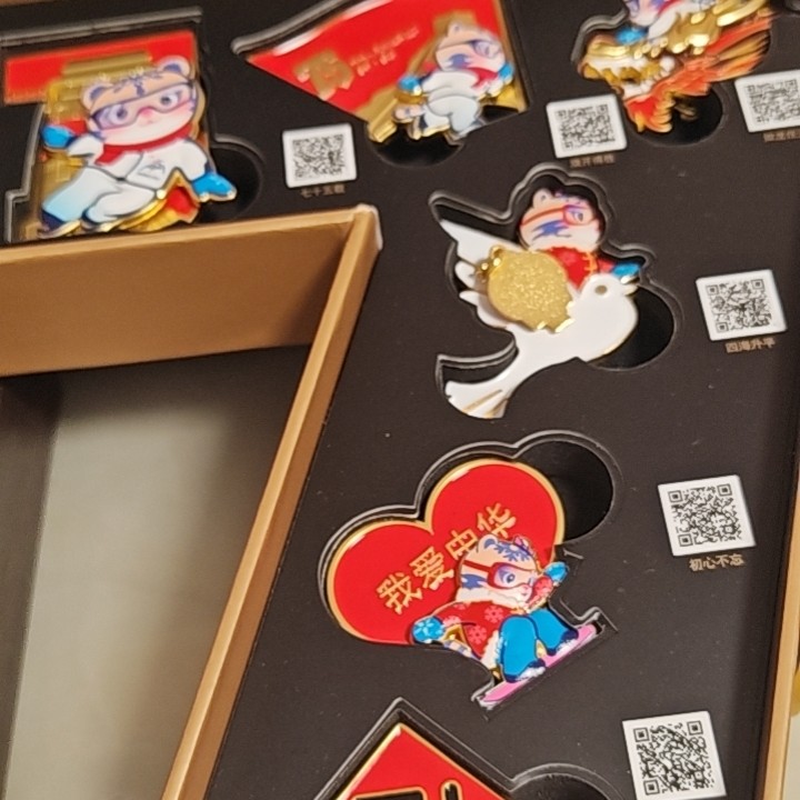 哈尔滨文创纪念品75周年徽章一套，送小礼品