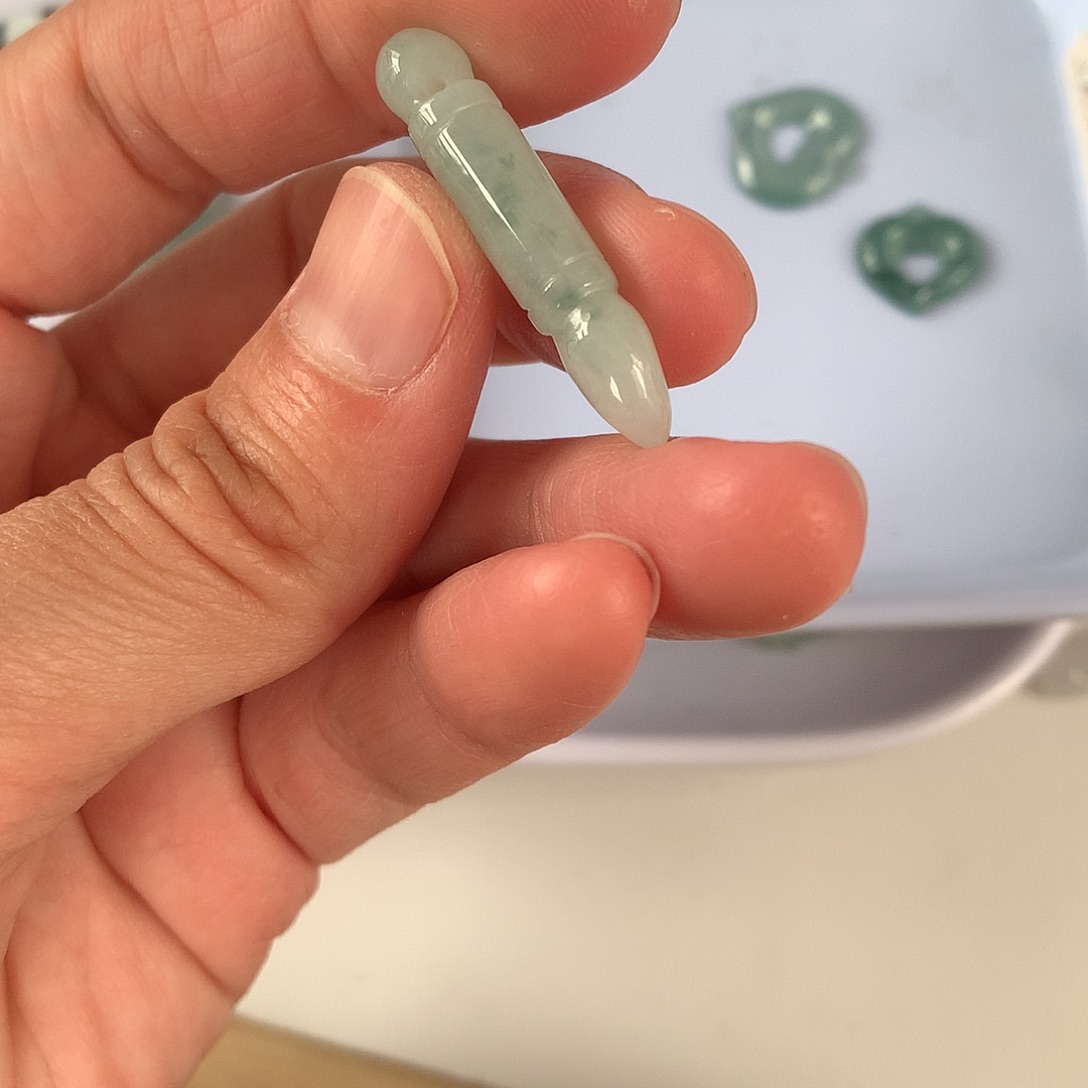 翡翠颈饰未镶嵌笔