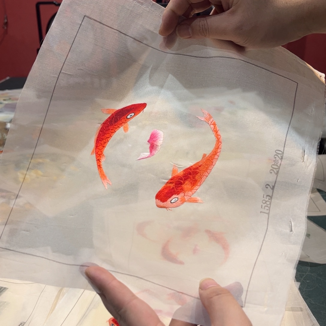 织绣纯手工制作的一个人的时候