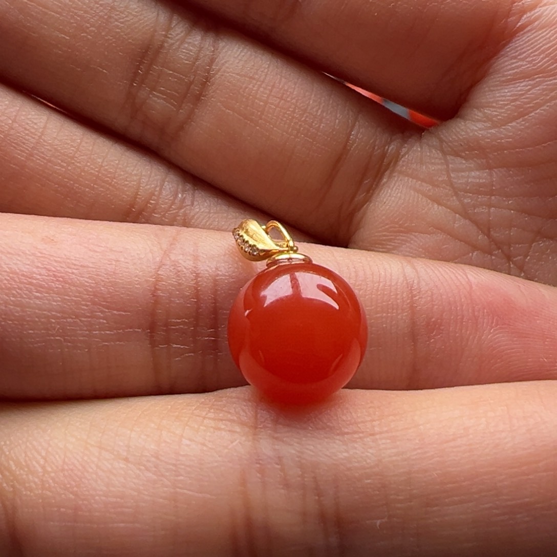 南红玛瑙圆珠11.318K金镶嵌南****?