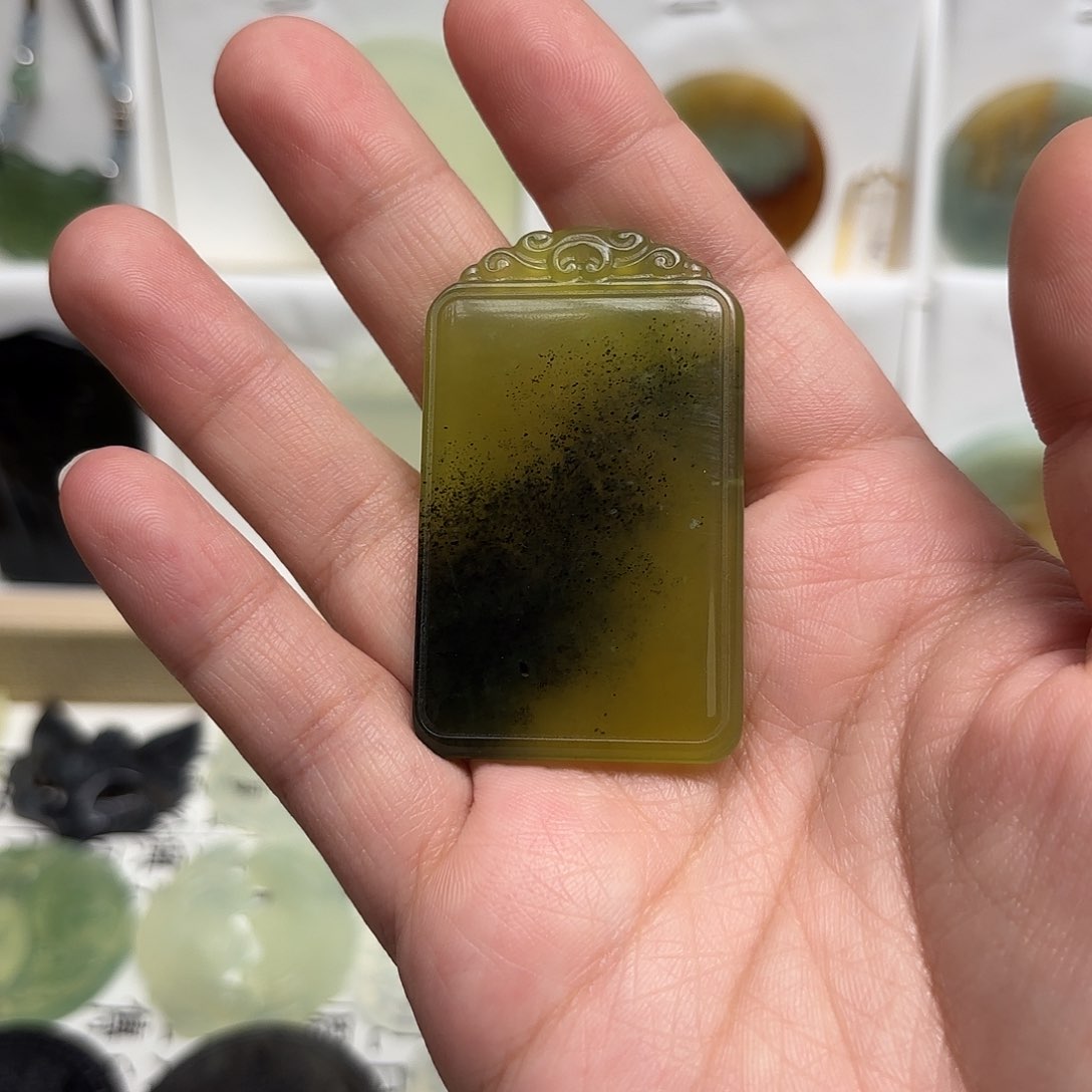 蛇纹石玉颈饰未镶嵌