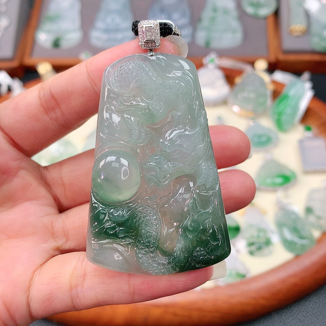 颈饰18K金镶嵌翡翠龙牌