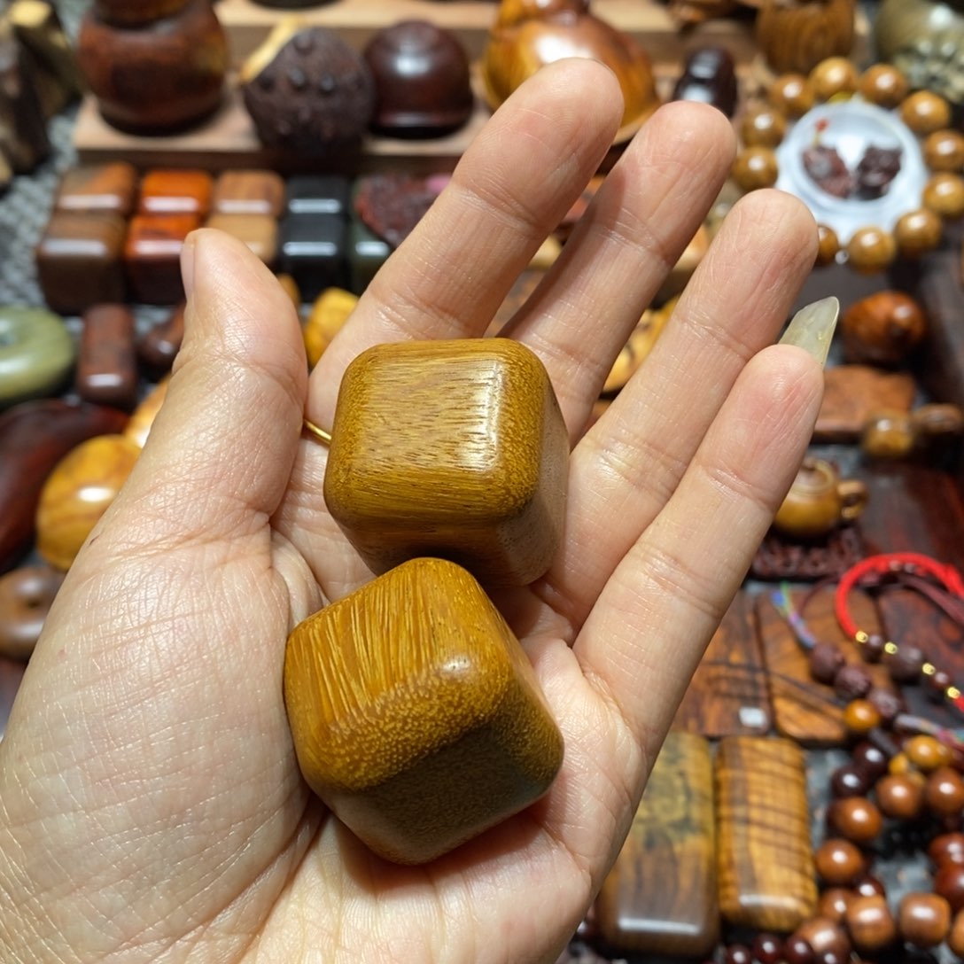 掉***牙木奶香黄檀木块两个