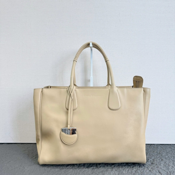 菲拉格慕/包包/95新/市场价15000/250722CZ0024