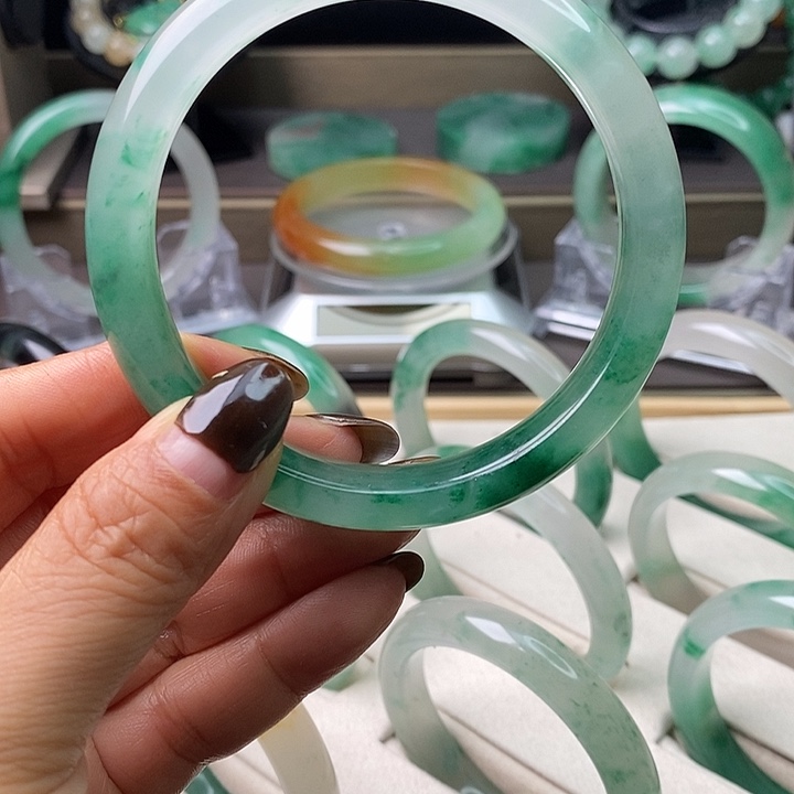 稳***鑫石英质玉（非洲翠）未镶嵌手镯