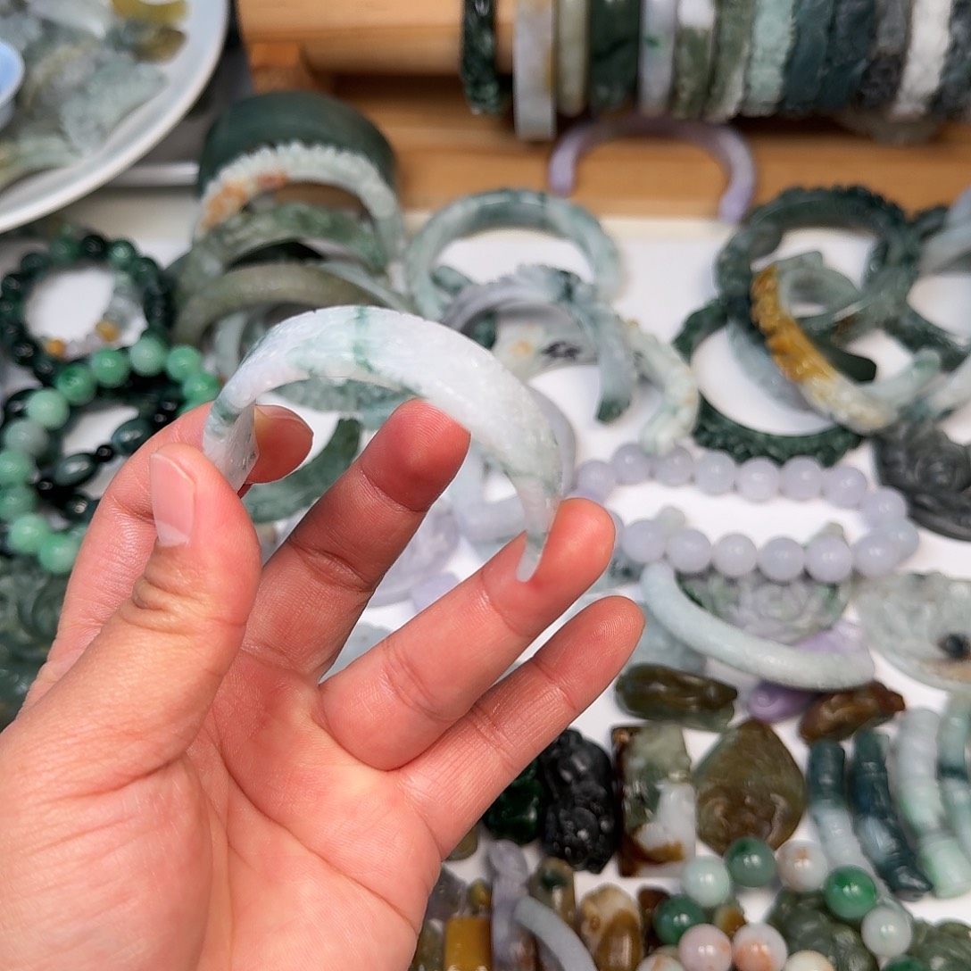 定制翡翠未镶嵌半镯