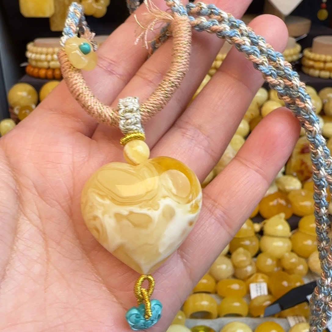 琥珀未镶嵌套链天然俄料蜜蜡爱心吊坠