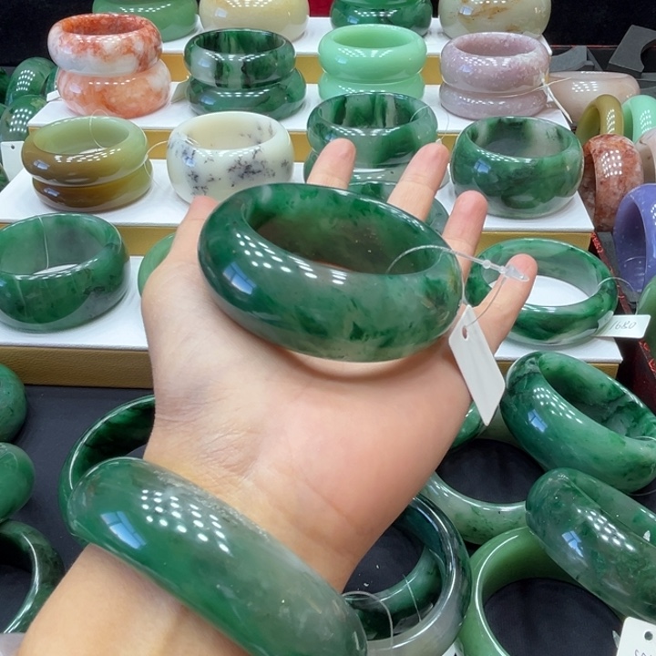 周***儿石英质玉（非洲翠）未镶嵌手镯