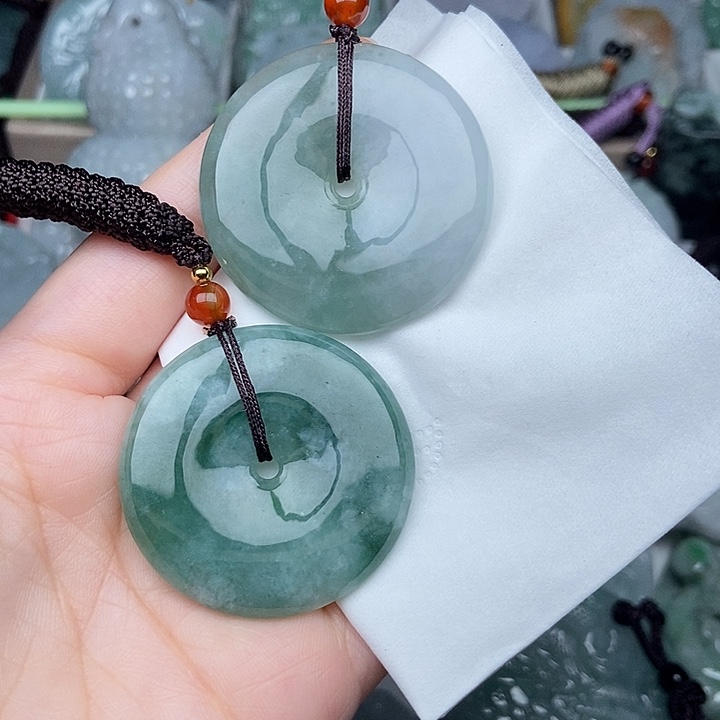 琪***.翡翠未镶嵌颈饰翡翠