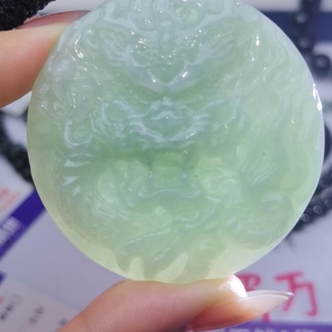 翡翠颈饰未镶嵌天然的A货翡翠