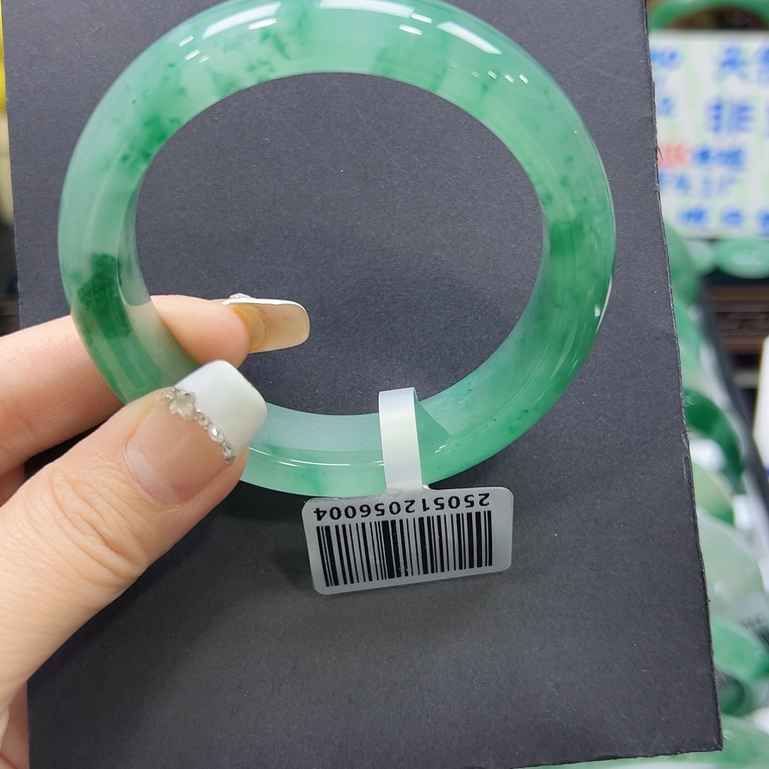 红****石英质玉（非洲翠）未镶嵌手镯