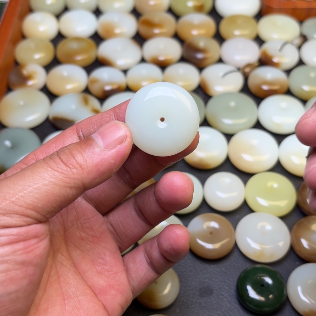 ⁹***'和田玉未镶嵌颈饰