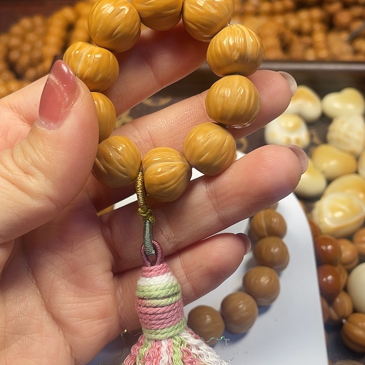 木屁桃手捻➕流苏。     