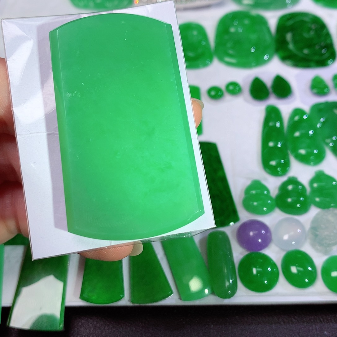 翡翠颈饰未镶嵌天然翡翠