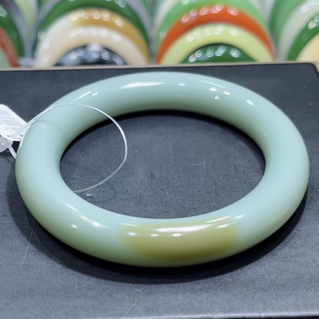 和田玉俄料碧玉夹层料起荧光瓷蓝手镯55-56圈口（圆条）