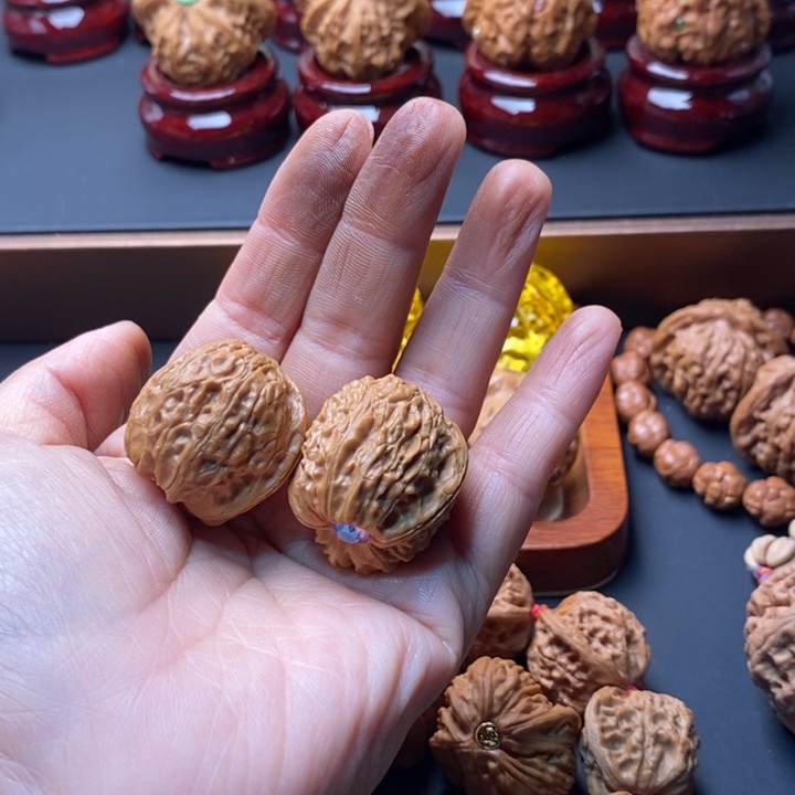 女****文玩核桃吊坠火龙珠