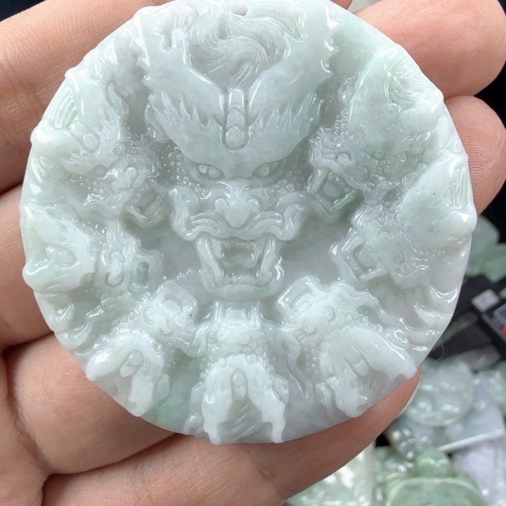 翡翠挂件未镶嵌翡翠