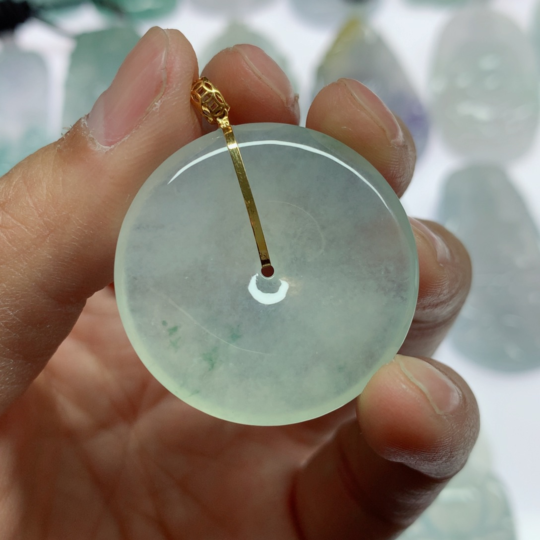 翡翠颈饰未镶嵌平安扣