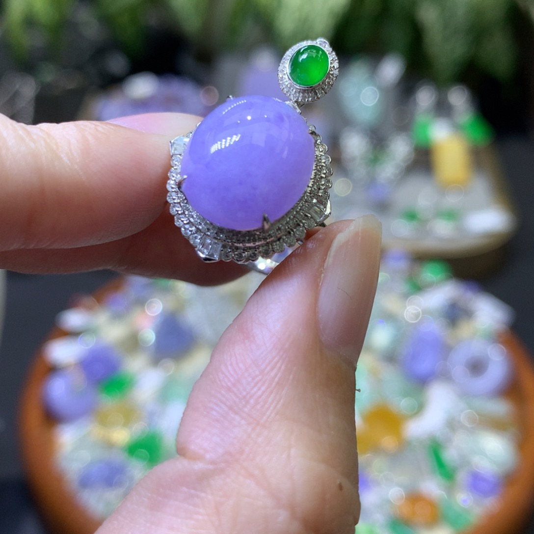 颈饰18K金镶嵌翡翠