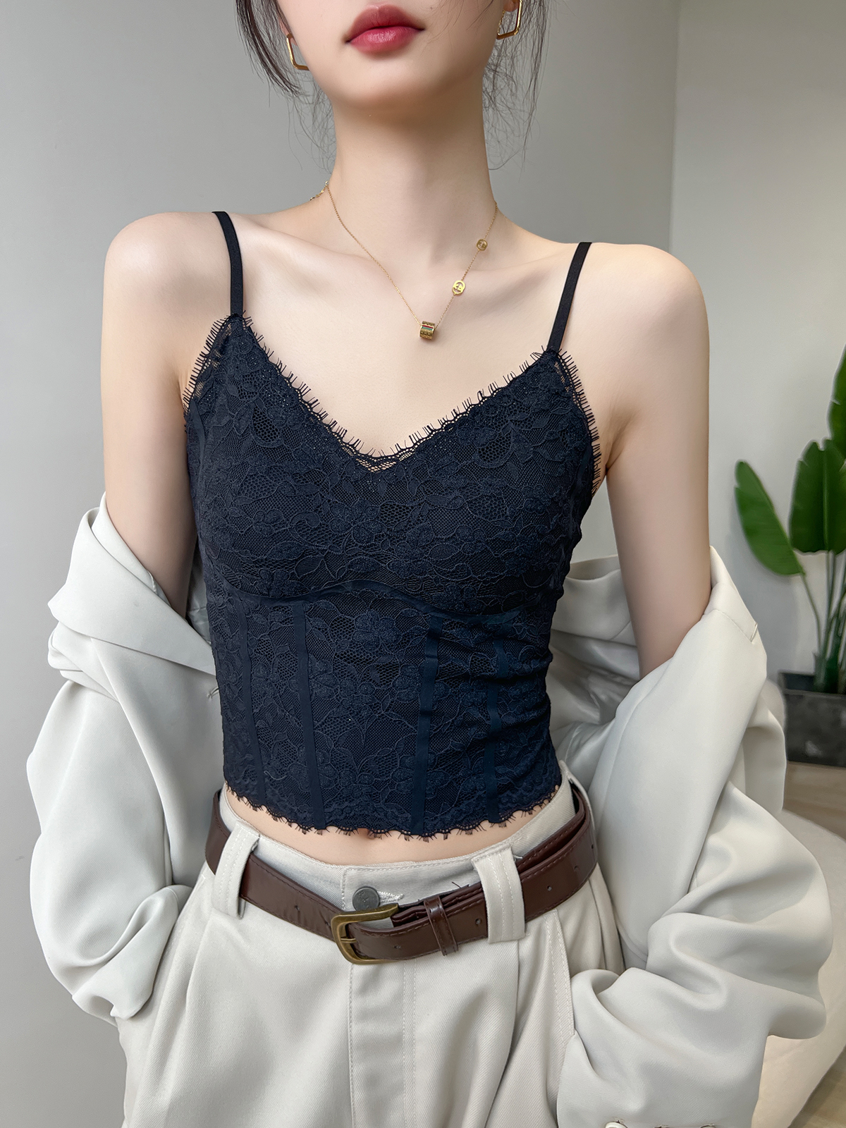 纯欲风轻熟甜辣带胸垫性感修身显瘦鱼骨拼接蕾丝吊带内搭早秋背心