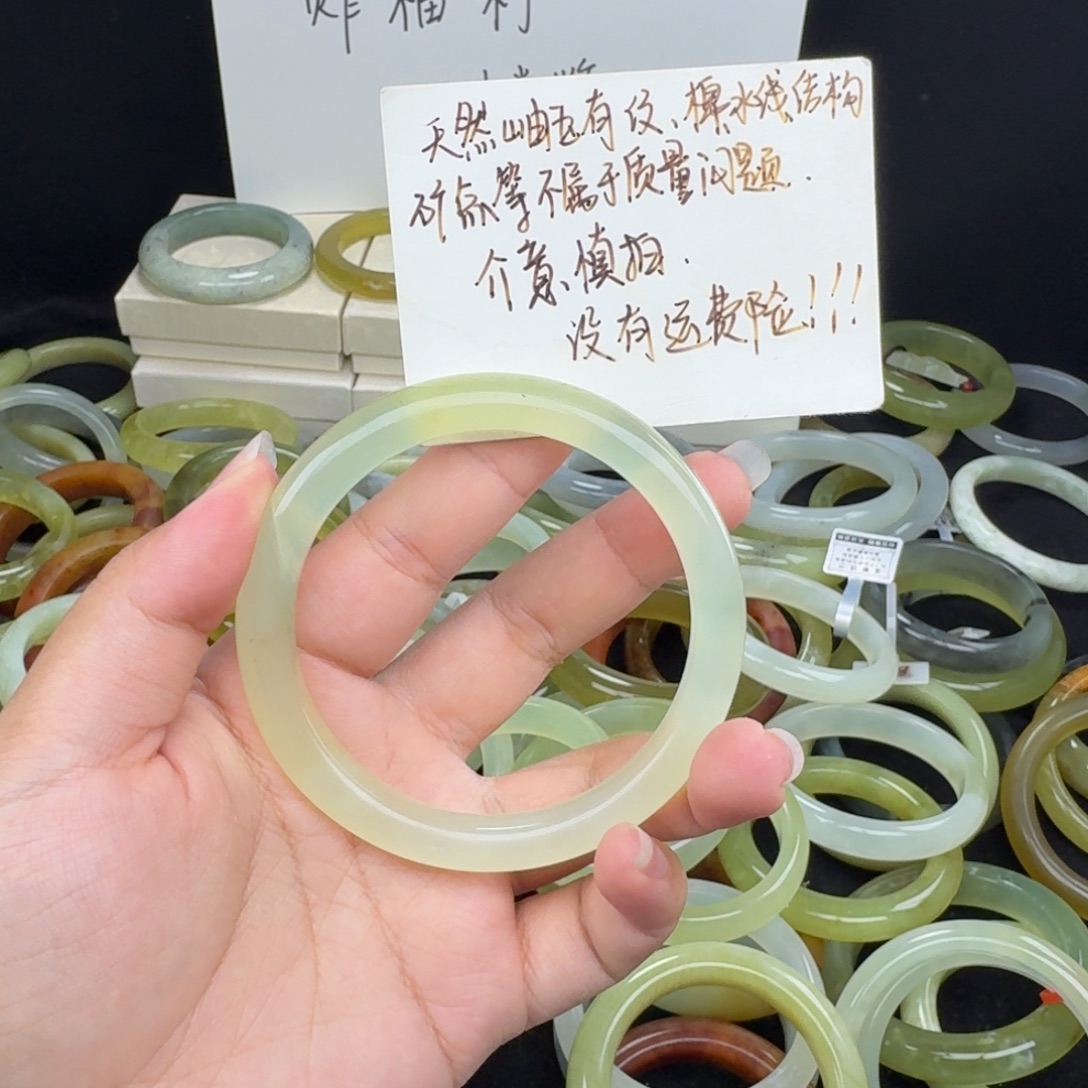 又***骗蛇纹石玉未镶嵌手镯
