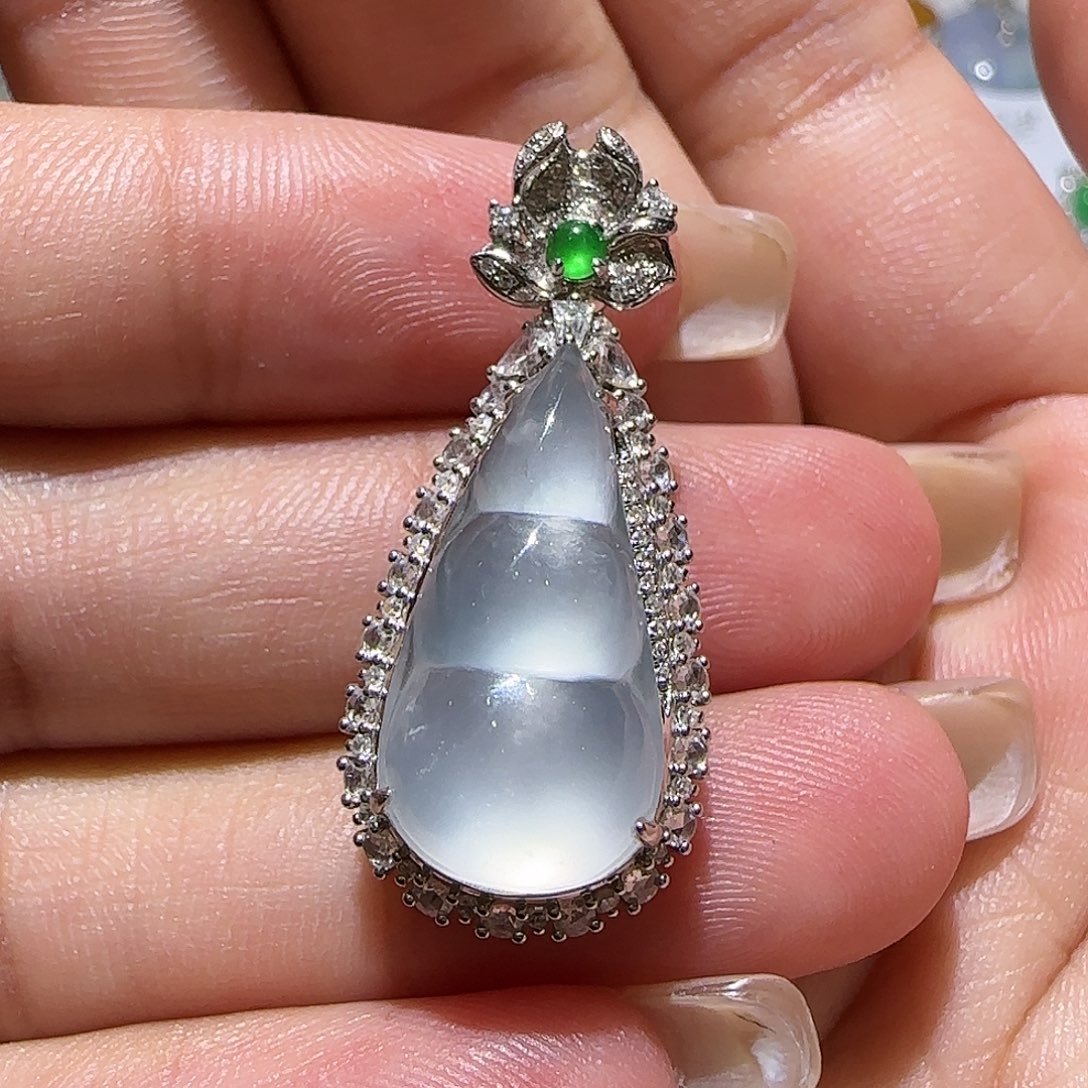 【闪购商品】颈饰18K金镶嵌翡翠天然