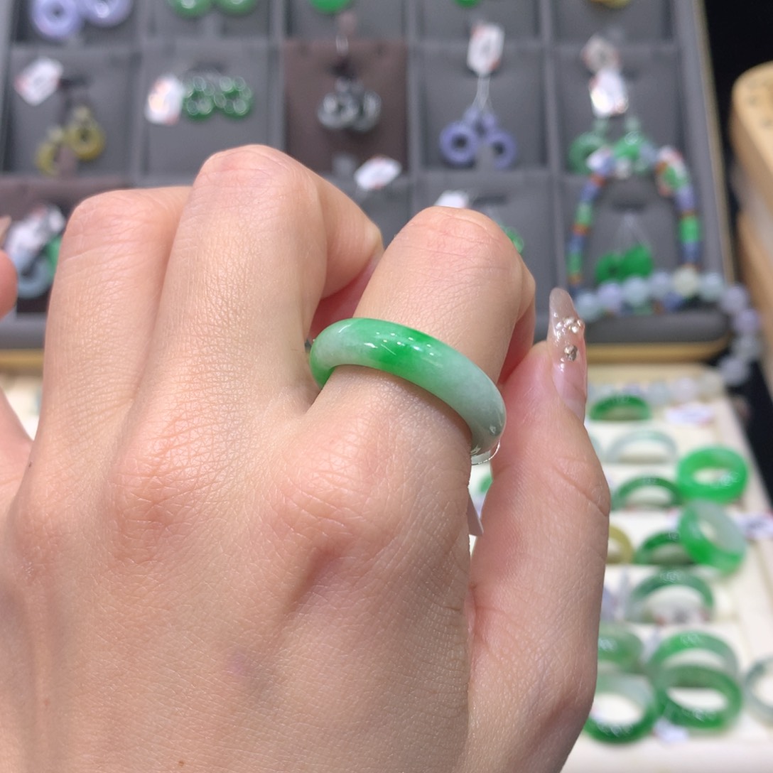 翡翠戒指未镶嵌翡翠