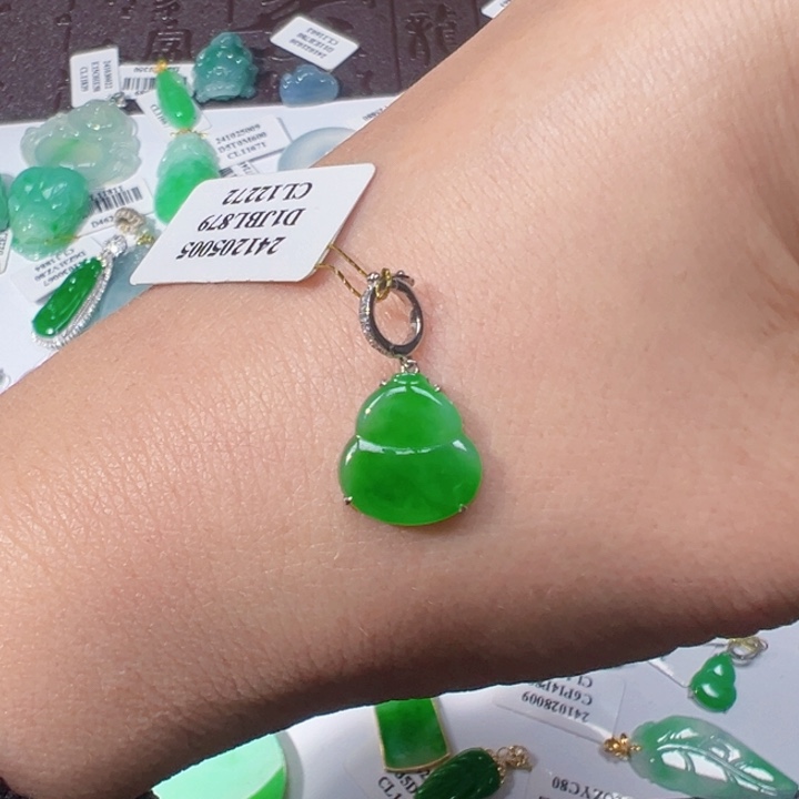 翡翠挂件18K金镶嵌翡翠