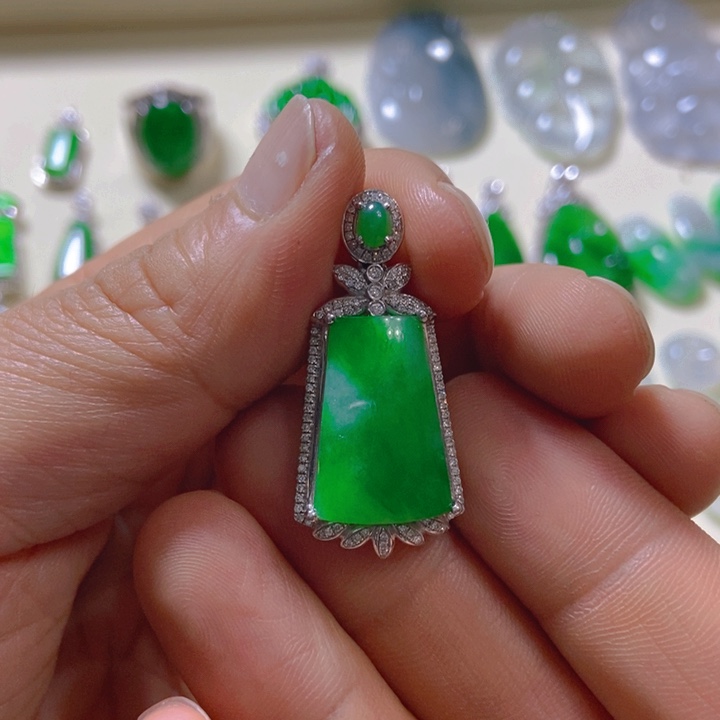 翡翠颈饰18K金镶嵌平安牌