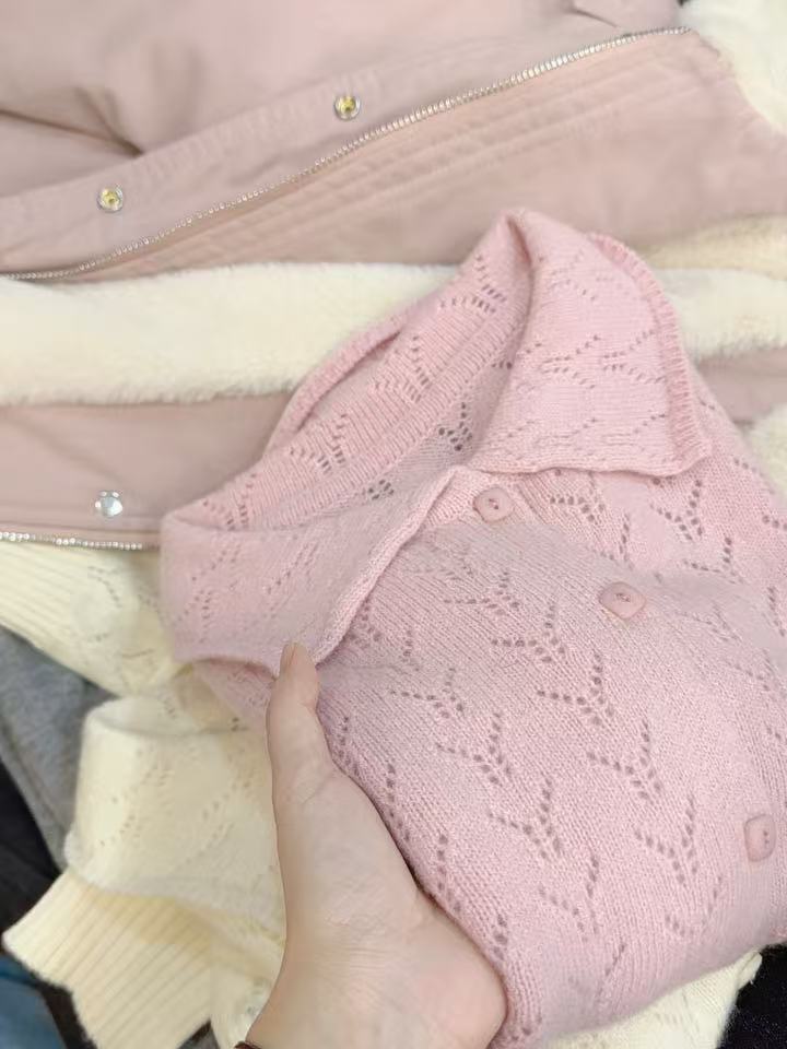 七言家巨好看  #樱花粉镂空翻领方扣软糯毛衣开衫3336