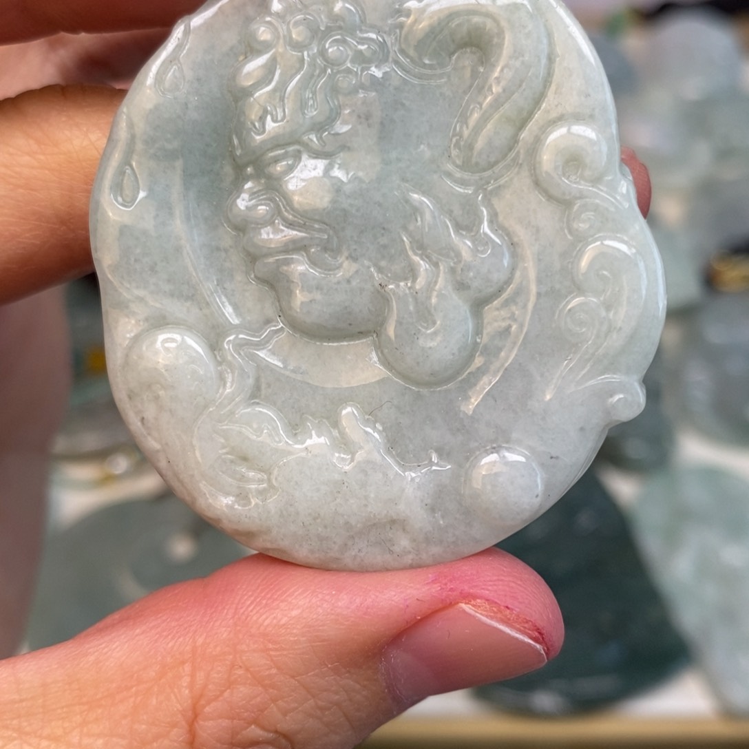 翡翠颈饰未镶嵌魔