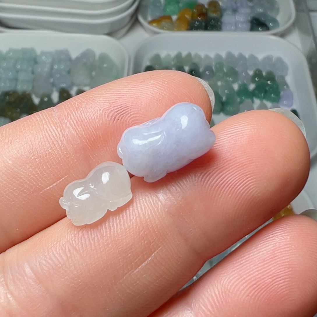 翡翠颈饰未镶嵌三*堇通孔猪两个200块