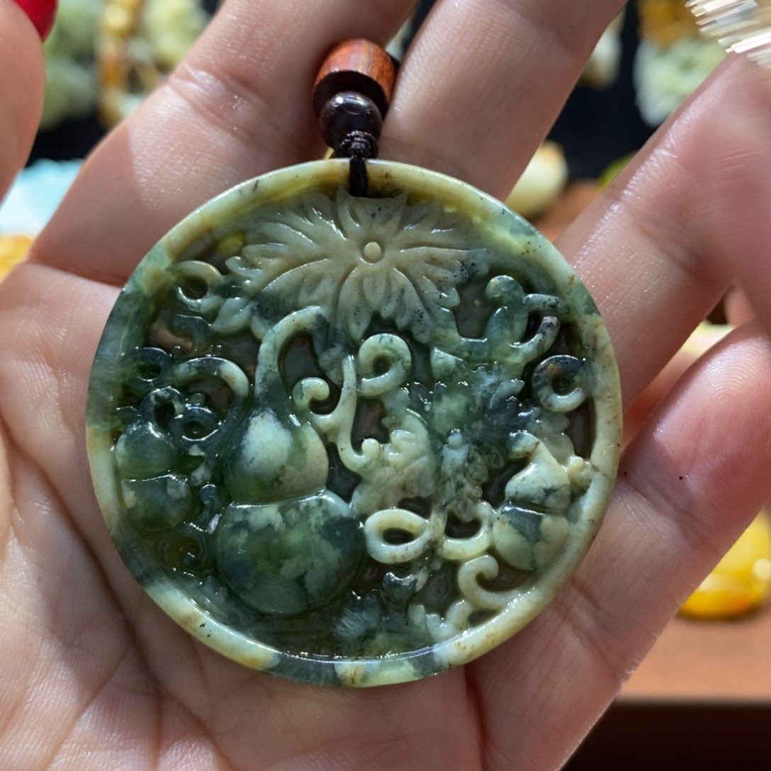 蛇纹石玉颈饰未镶嵌