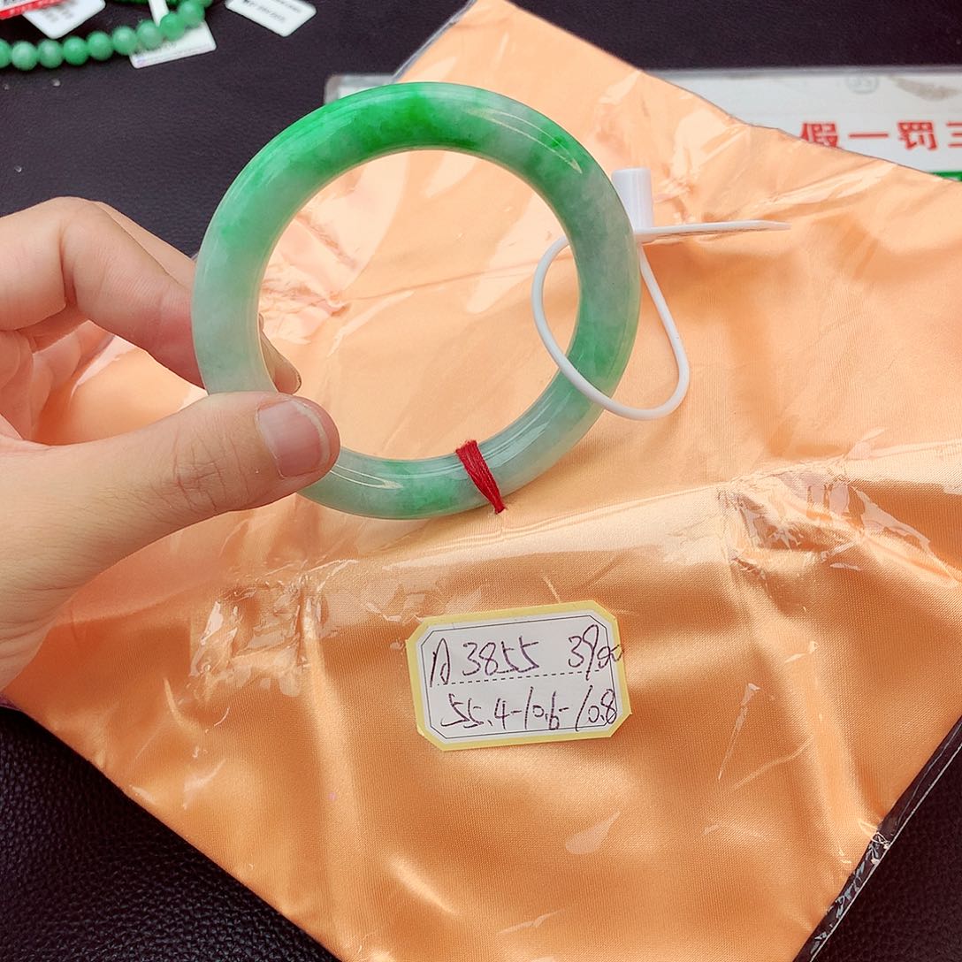 翡翠手镯未镶嵌翡翠