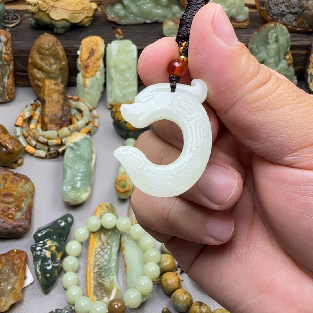 岫岩老玉（透闪石质玉）未镶嵌珠宝奇石