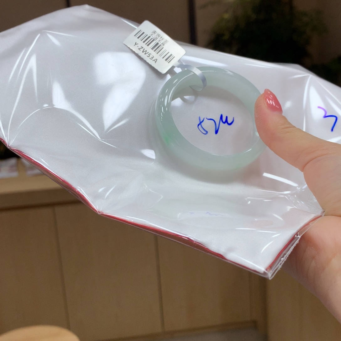 翡翠手镯未镶嵌不退不换