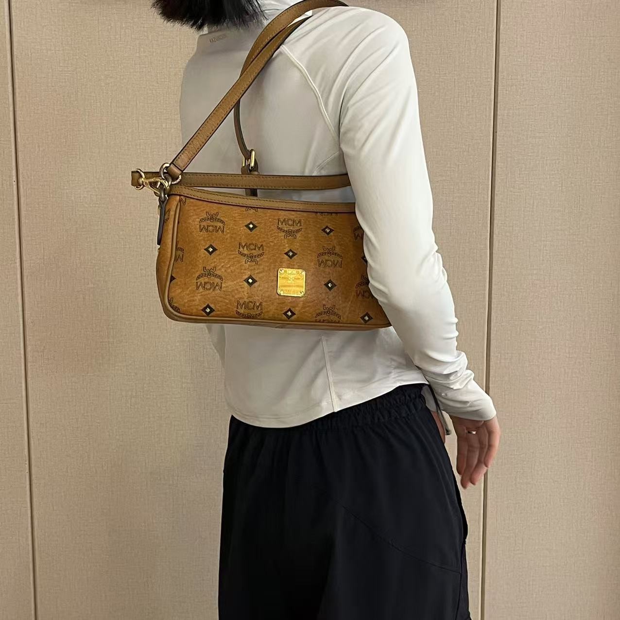 95新 MCM 干邑色麻将腋下斜跨包/云海优选