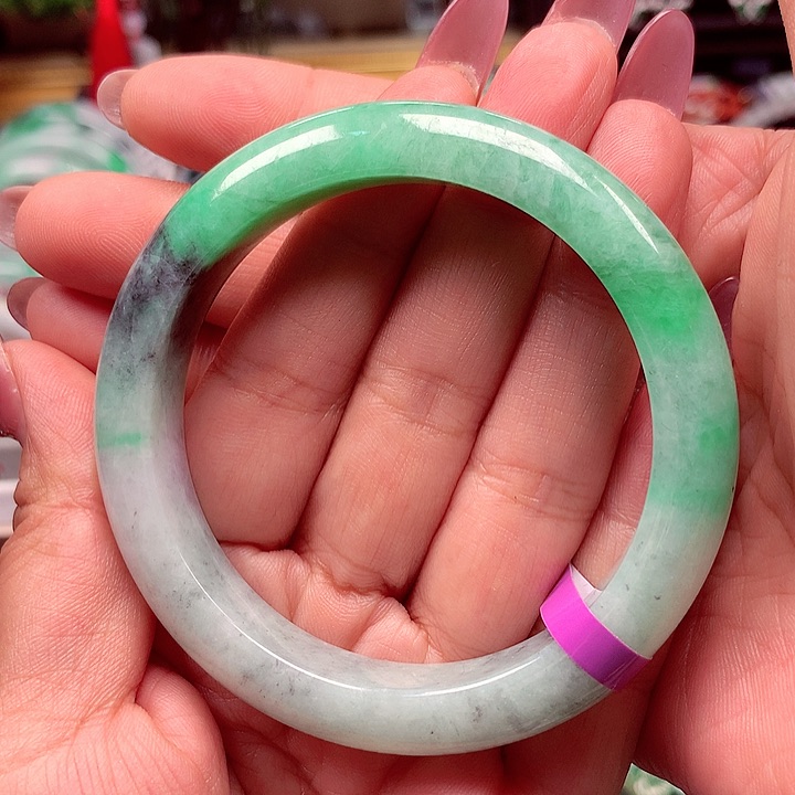 翡翠手镯未镶嵌翡翠