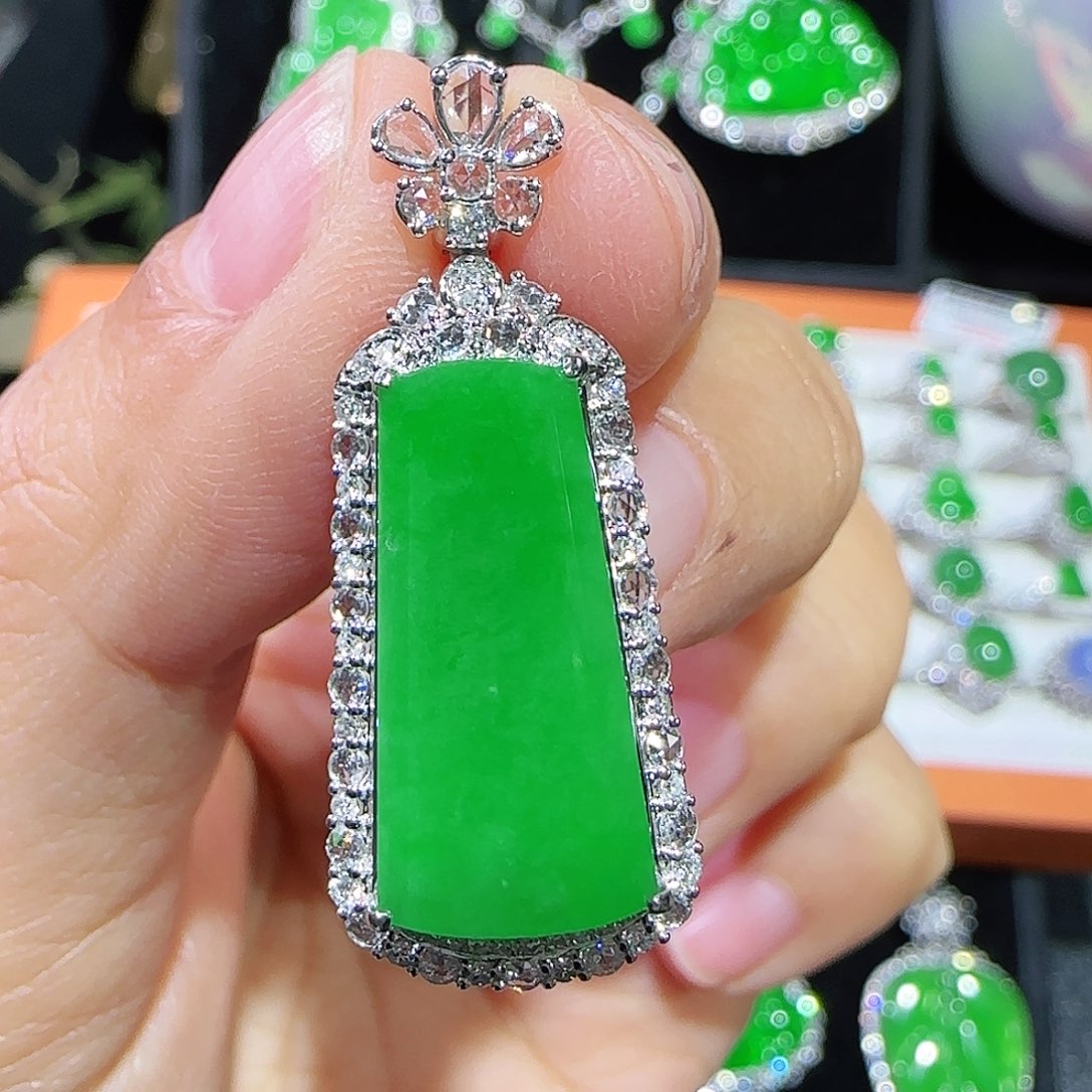 翡翠吊坠(不含链)18K金镶嵌