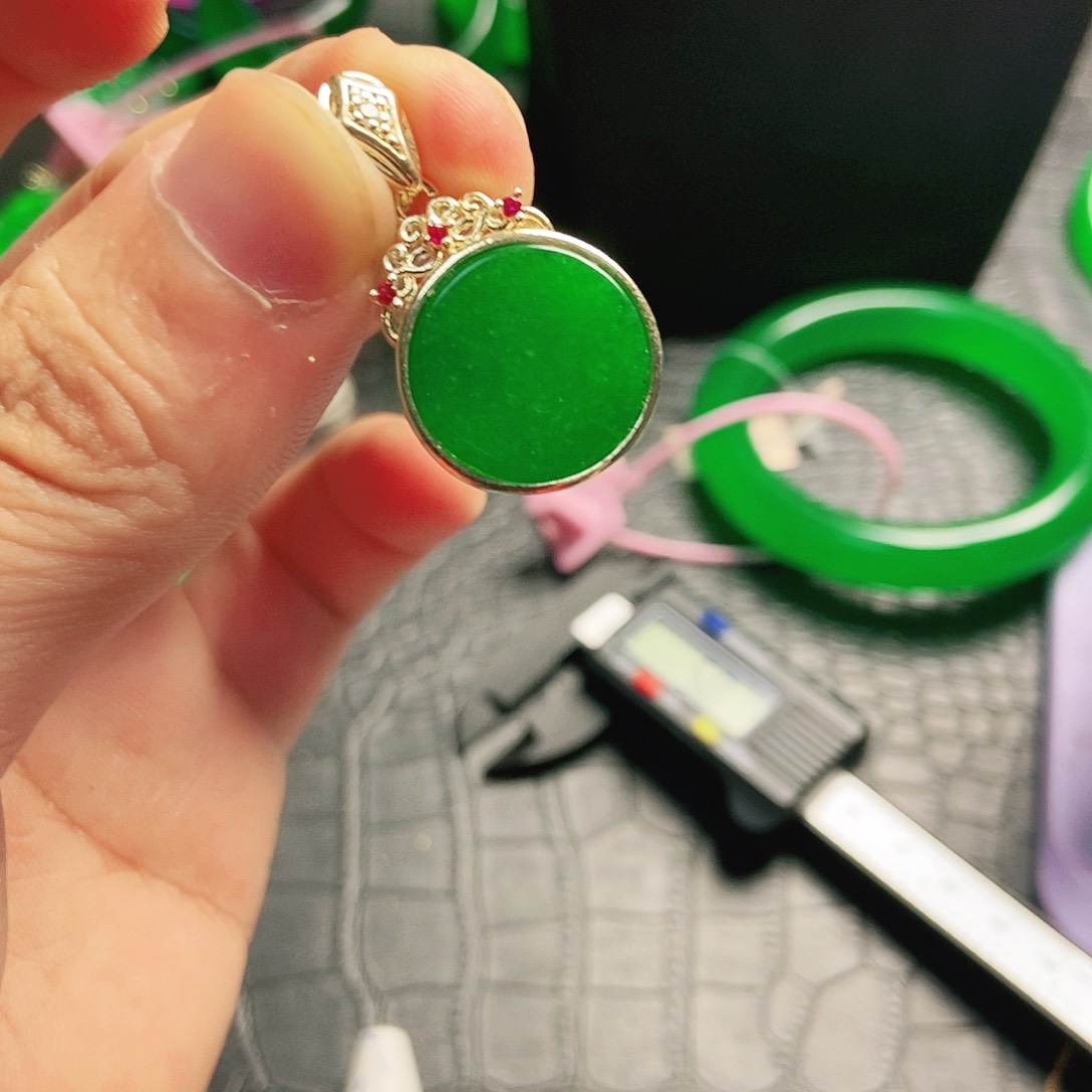 翡翠14K金镶嵌颈饰