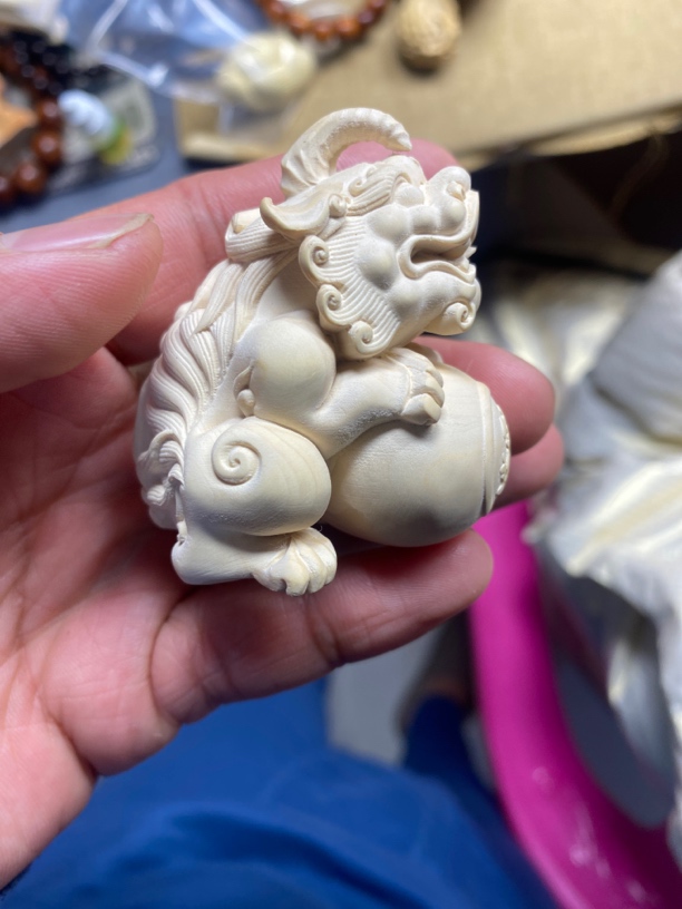黄杨木：貔貅抱球..