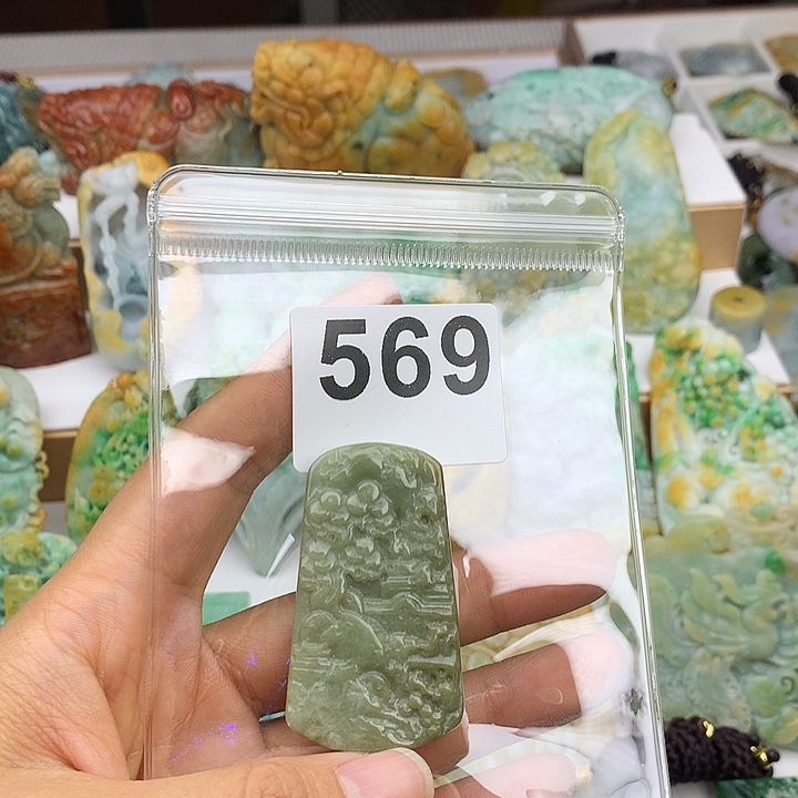 翡翠未镶嵌颈饰虎**空翡翠