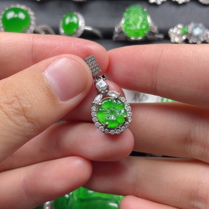 翡翠颈饰银S925镶嵌吊坠