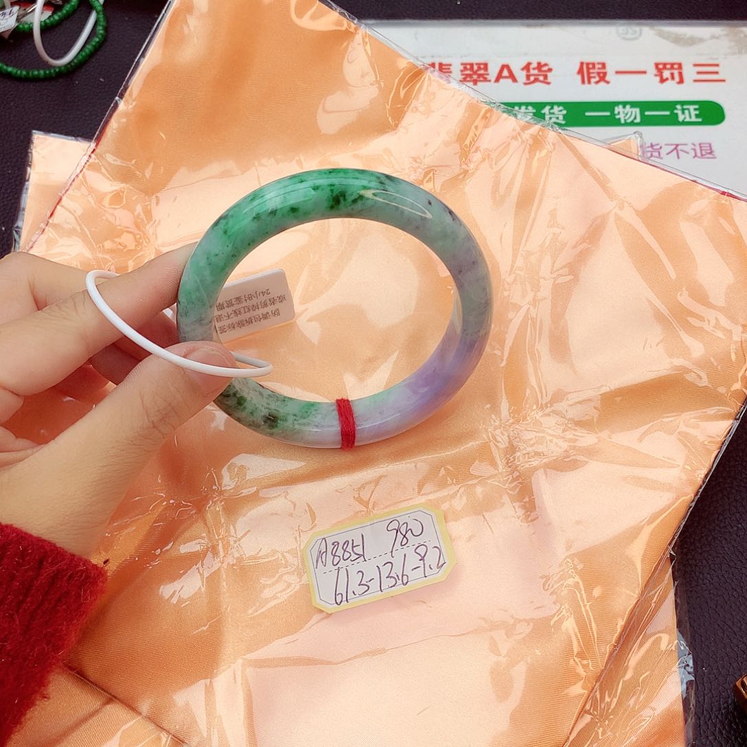 翡翠手镯未镶嵌翡翠