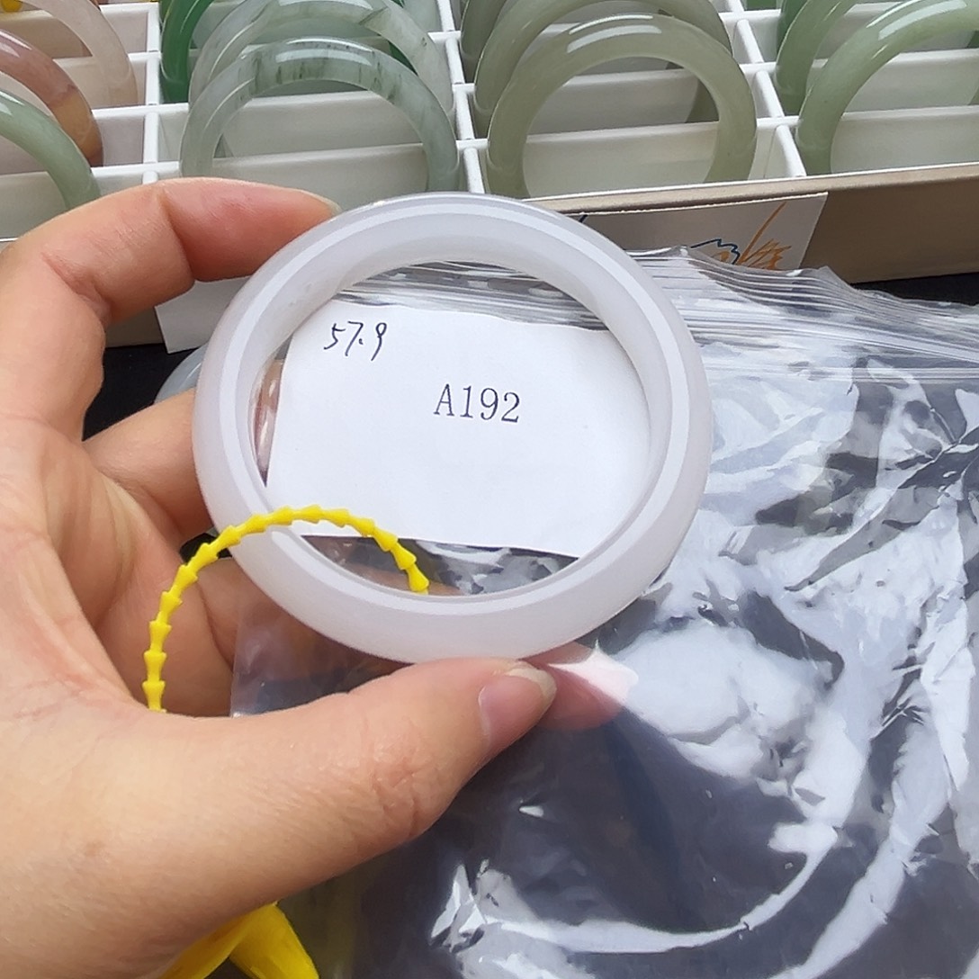 石英质玉未镶嵌手镯