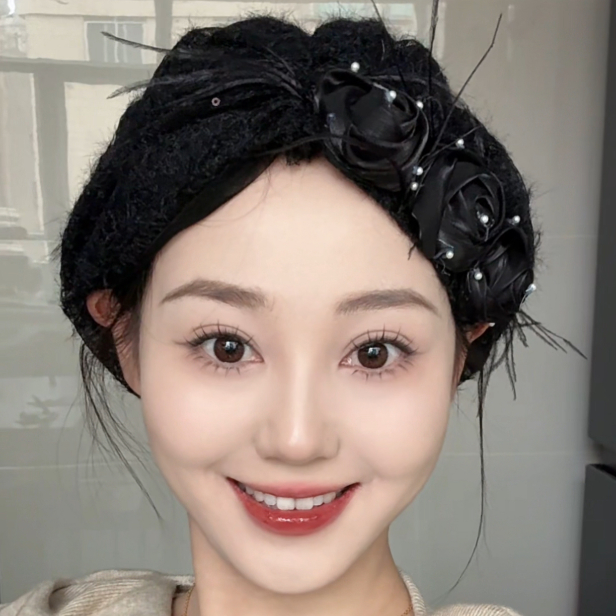 玫瑰羽毛款轻奢发呆帽