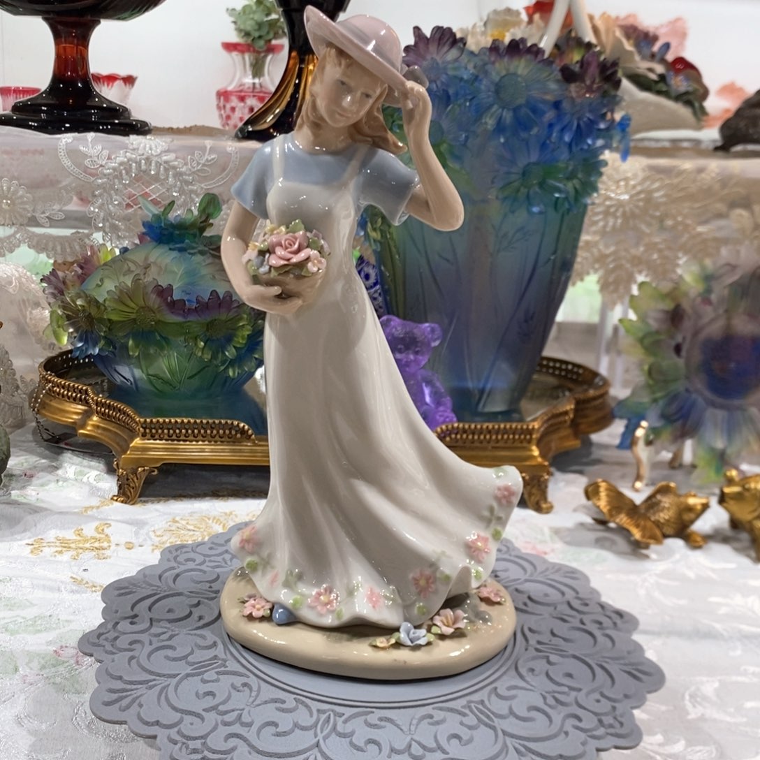 摆件1700骨瓷抱花盆白裙子女孩